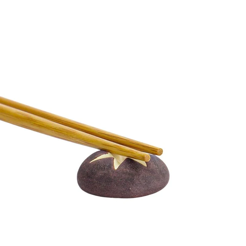 Japanische Stäbchenablage mit Shiitake-Pilzen für Essstäbchen